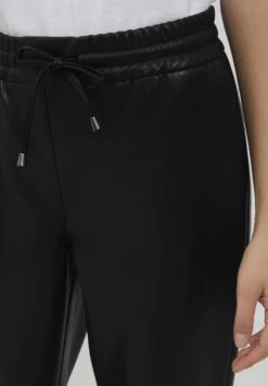OXMO Paulia - Pantalones - Black 9 OXMO Paulia - Pantalones - Black -OXMO Tienda de ventas 3716bb8dd65d4cd2a8265a9e9b518533