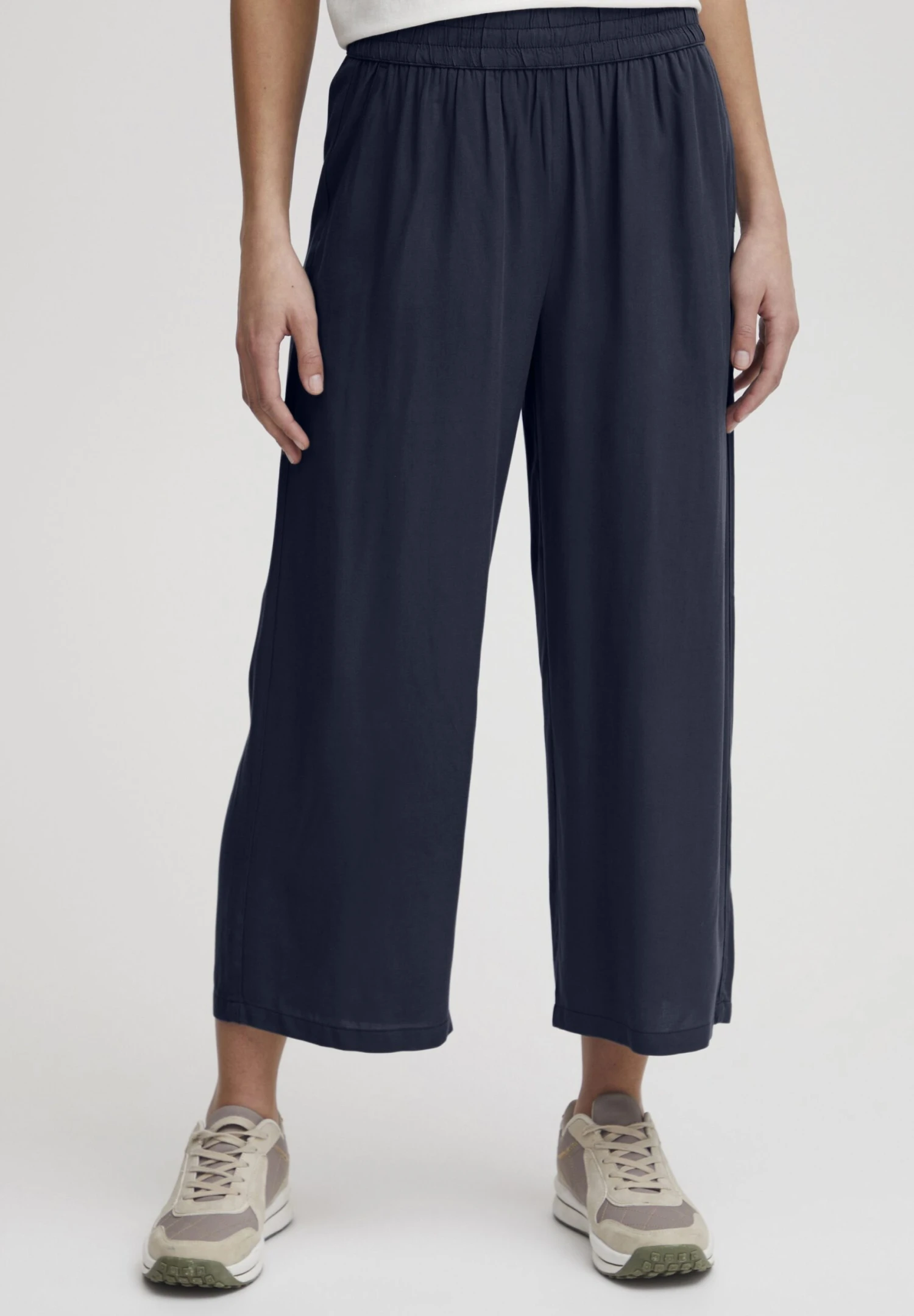 OXMO Oxelisabeth - Pantalones - Total Eclipse 1 OXMO Oxelisabeth - Pantalones - Total Eclipse
