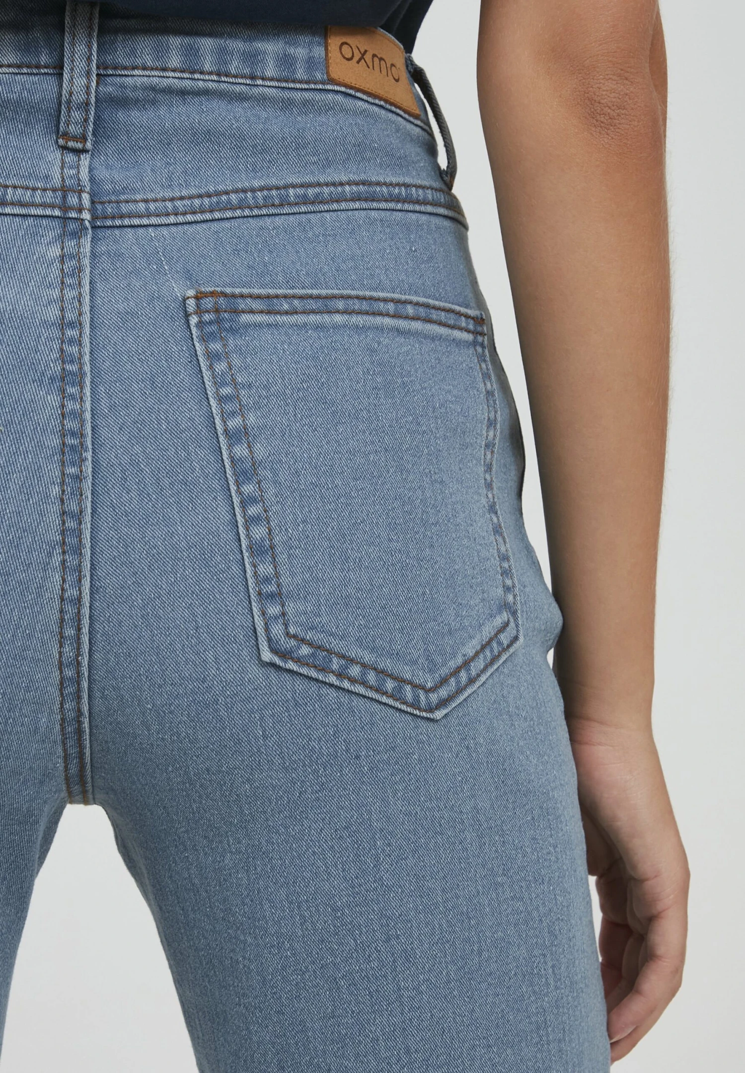 OXMO Oxanni - Vaqueros A Campana - Ligth Blue Denim 5 OXMO Oxanni - Vaqueros A Campana - Ligth Blue Denim - Imagen 5